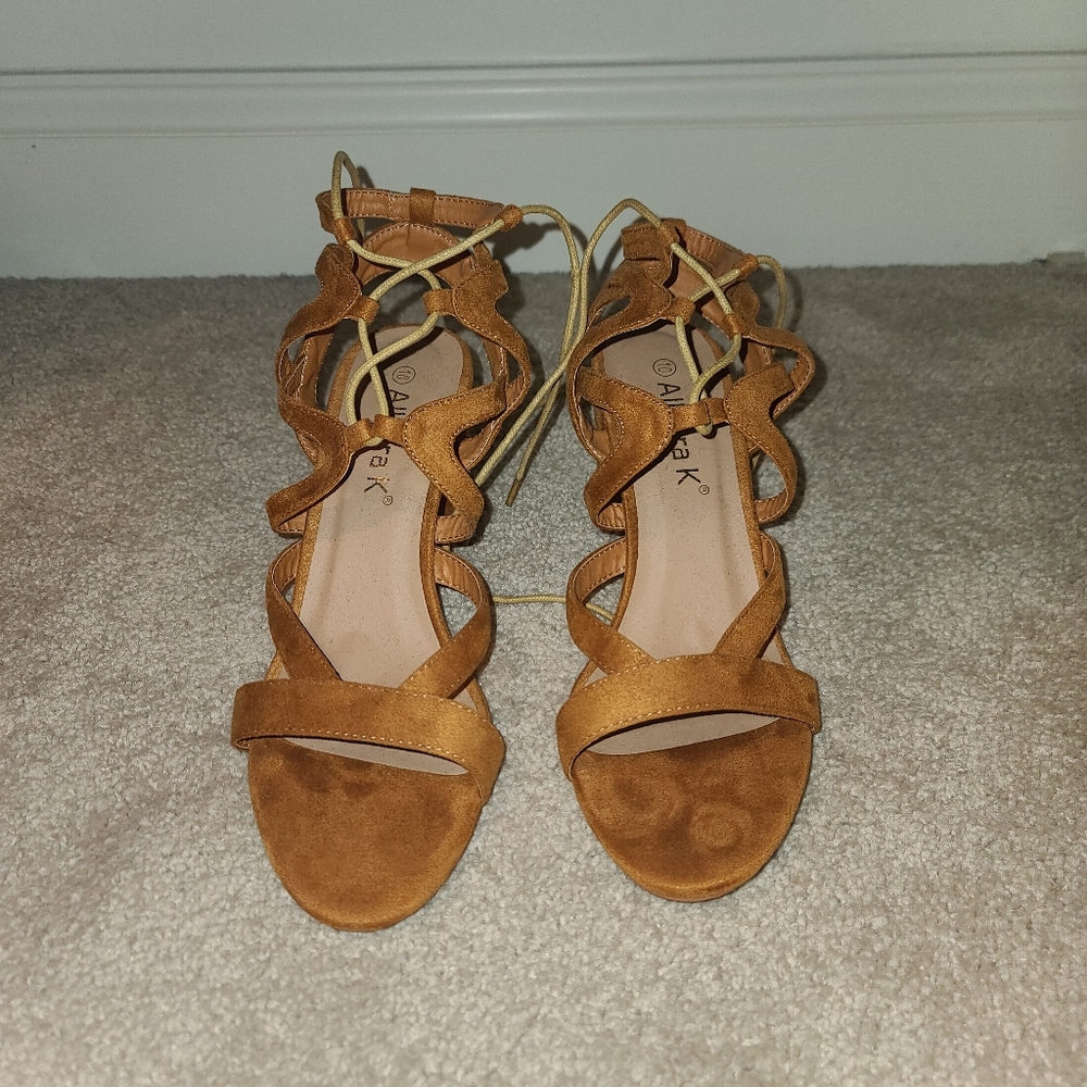 NWOT strappy sandle with approx 4 in heel